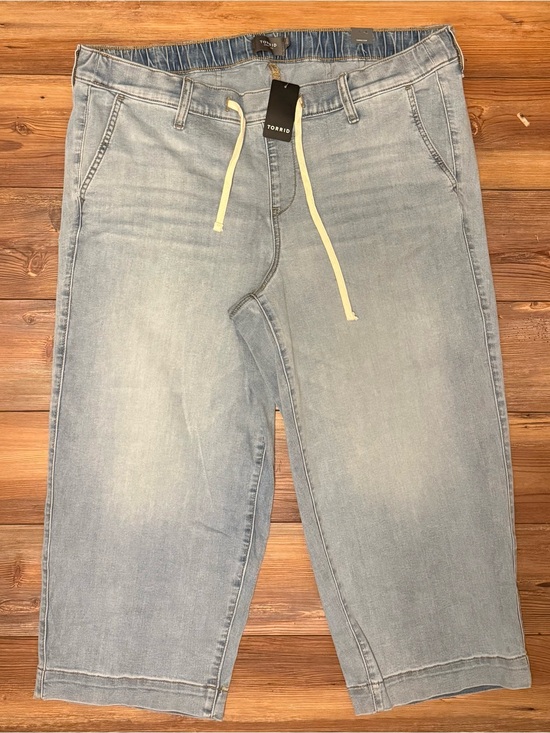 torrid Pants - Torrid Size 2 Crop Weekend Wide Leg Jeans Light Wash Pull On Denim Capris NWT